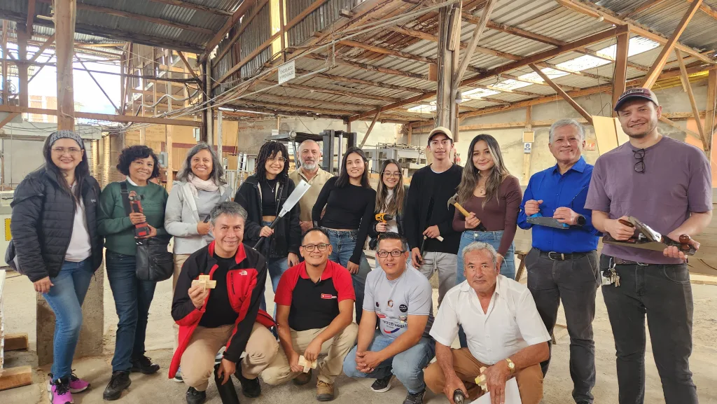 Como parte de las actividades del proyecto SUMBIO de la carrera de Arquitectura, se realizó un taller en la ciudad de Ambato junto a la empresa Maderas Guerrero, que permitió conocer sus productos y procesos.