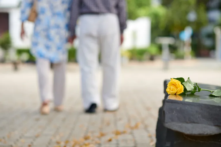 ¿Dónde mueren las personas con demencia? Estudio UDLA revela profundas desigualdades en el final de la vida