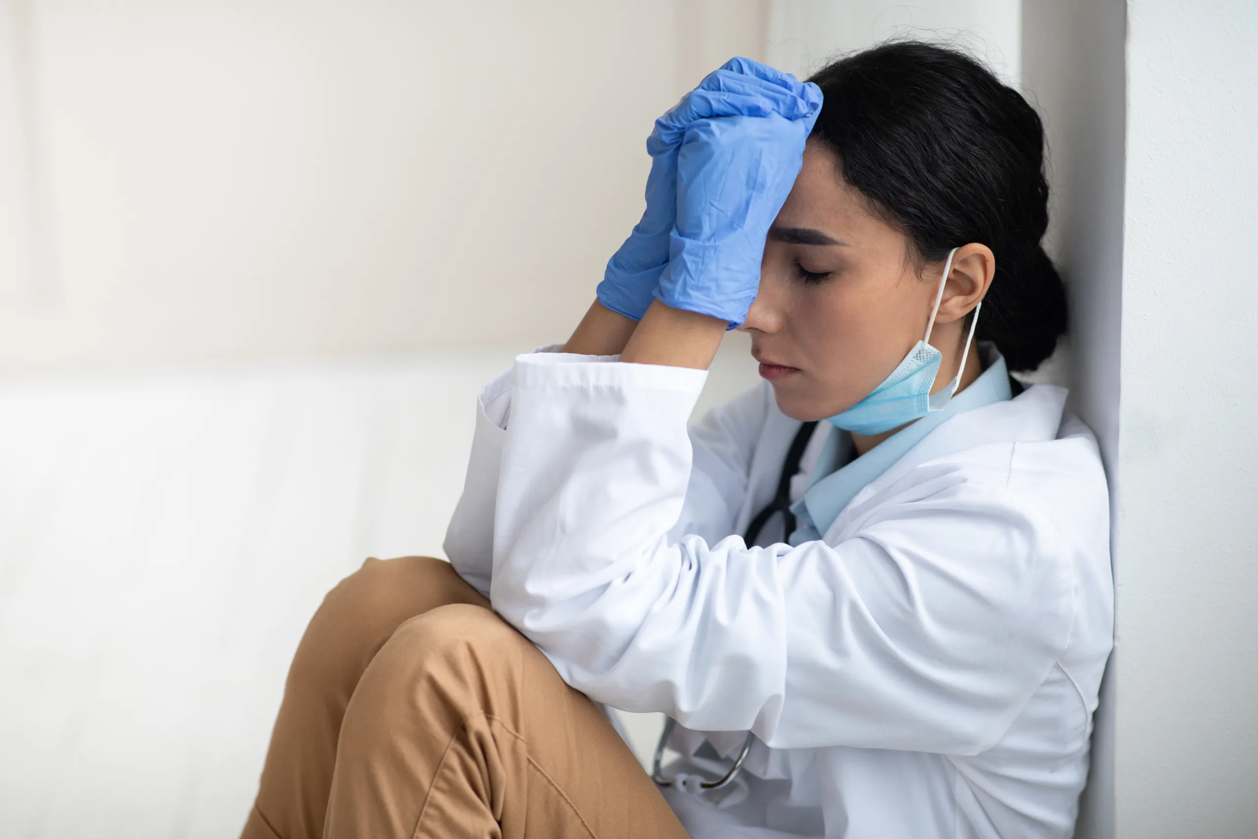 Médicos agotados y aulas en crisis: El estudio de la UDLA que urge a humanizar la salud mental en Latinoamérica