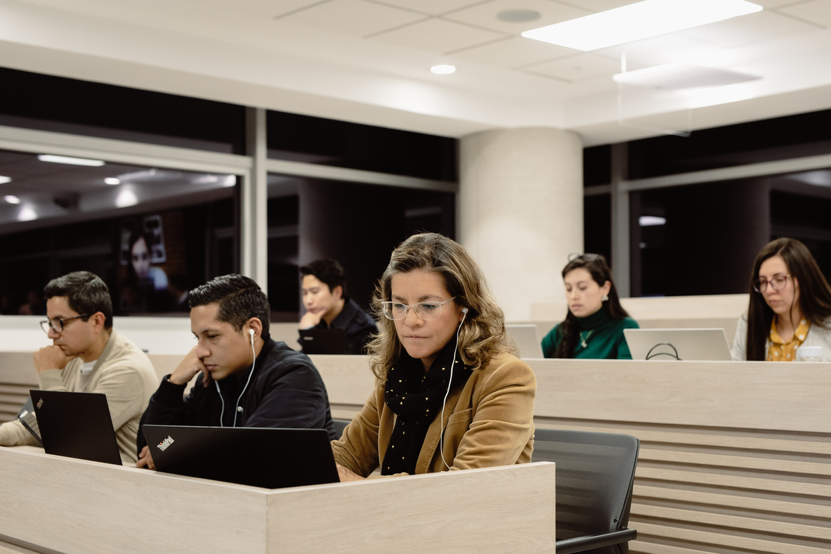Maestrantes en sesión de trabajo